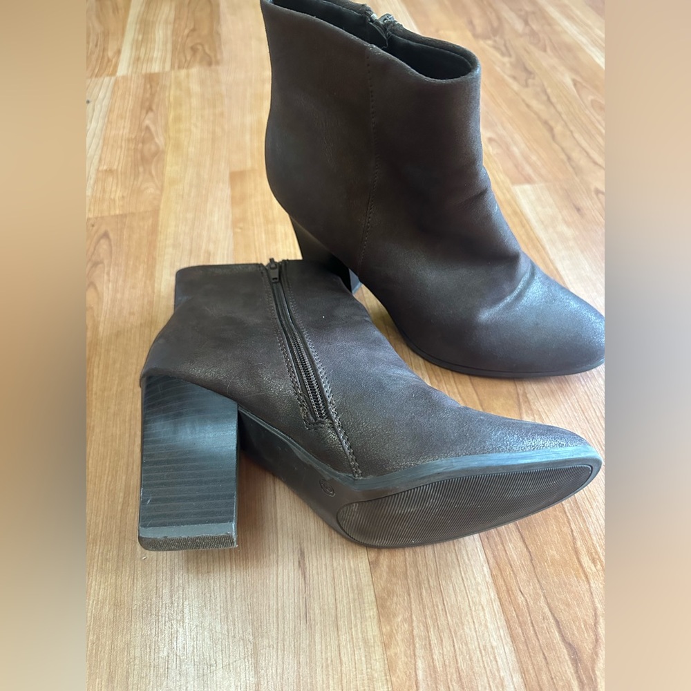 Heeled ankle boots zip side size 9